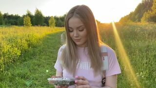 Verse vrouw bedroog haar man met een bos in elk gat