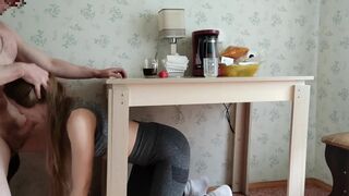Hij gaf me een snelle pijpbeurt onder de tafel