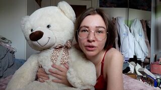 Het meest romige tiener poesje op de planeet is neuken met een teddybeer