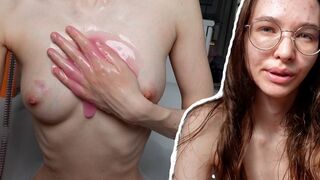 Perfecte mager tiener meisje wassen haar kleine lichaam en scheren haar reusachtige kutjes lippen
