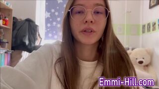 Teenage bitch krijgt een harde vinger en spuit!