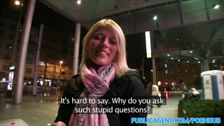 PublicAgent - blond chick opgepikt bij het benzinestation