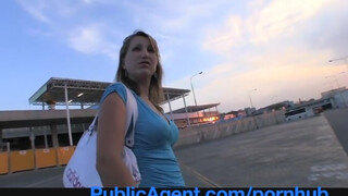 PublicAgent - arm meisje denkt echt dat ze een model kan zijn