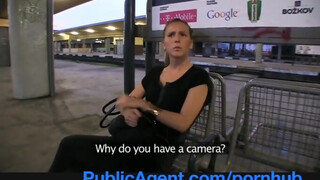 PublicAgent - verdrietig meisje wachten op een trein