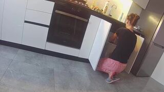 Hete vrouw neuken buurman in de keuken - echt vreemdgaan