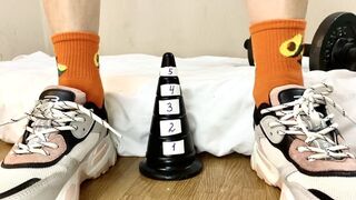 Uitdaging: hoe lang kan ik op een kegel zitten - kleine Nika