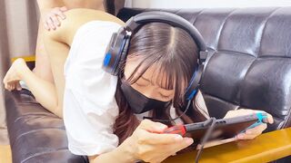 Tiener Aziatisch meisje trilt met orgasmes tijdens het spel, en dan krijgt geneukt hard en vol