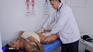 Ziek meisje laat de dokter wrijven haar lul in het kantoor - max betancur en mariana martix