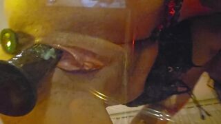 Zwart dildo neuken in lingerie met spray orgasme op glazen tafel