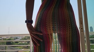 Groot plezier en orgasme masturberen op de zon # natuurlijk meisje avontuur op het balkon van het hotel