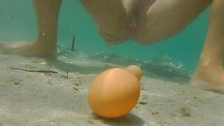 De geweldige reis van twee eieren naar de bodem van de zee met openbare exhibitionistische avontuur en poesjes training