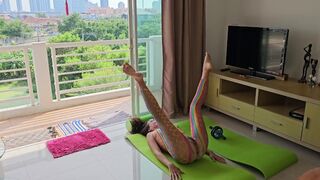Naakte yoga thuis met een selfie - de kleuren van yoga