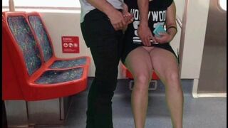 Kleding meisje zonder slipje op de trein verwennen een vreemde lul met handen en mond in het openbaar