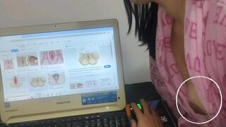 Stiefmoeder helpt haar stiefzoon anatomie te bestuderen
