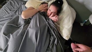 Ze pist op twee kleine zwartharige meisjes in bed en ze kussen in hun natte broek