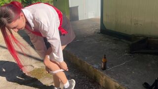 Ik betrapte de dochter van de buurman en strafte haar met glas