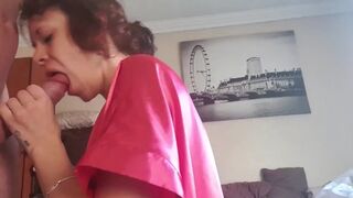 Een krulharige milf zuigt en slaat mijn lul totdat ik kom