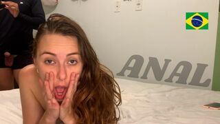 Ariel eerst toont haar gezicht amateur anaal in neuken