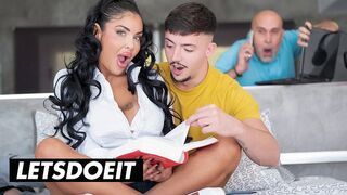 Vroeg Engels meisje in anaal is een professional op LetsDoelt Channel