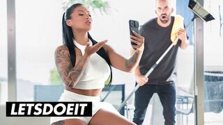 Hot Latina MILF Mariana Martix Hard geneukt door de assistent op het LetsDoelt kanaal
