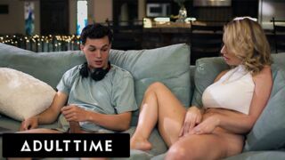 Adult Time Exclusive - Hot MILF vangt zijn stiefzoon masturberen en voegt zich bij hem