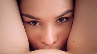 Hot lesbische momenten op het Wow Girls Channel - likken twee hete meisjes poesje