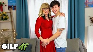 Oudere Ella Black opent zich wijd voor haar stiefzoon op Nookies Channel