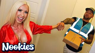 Mandy Monroe speciale worst levering en hot neuken op Nookies Kanaal