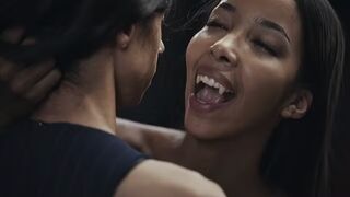 Ebony vampier mistress Lia Lin verleidt een Latijnse grote borst tiener meisje in het spel van Vampire hardcore vrouwelijke dominantie