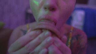 Russische tatoeage Chick Deep Throat Blowjob