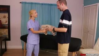 Blonde tiener biedt haar cliënt een ruig gelukkig einde bij Nookik
