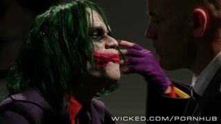 Tiener blond Supergirl houdt van wilde seks op Wicked Channel met Derrick Pierce en Johnny Sins