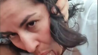 kathalina zuigt haar vriendje af in de auto