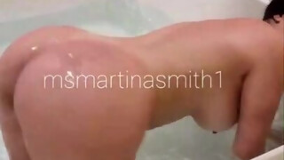 martinasmith zuigt haar vriendje weg in het bad
