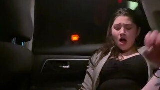 Alyx Star masturberen in de uber auto