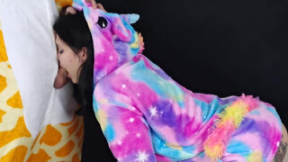 Kate Koss. Costumed meisje zuigt haan