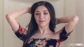 Tiener Luna houdt van likken ballen en zuigen voor het rijden op Cherry Pimps Studios