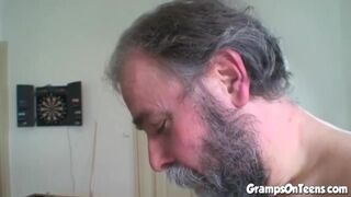 Tiener rood meisje zuigt en rijdt opa's staart