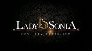 Lady Sonia toont de verleiding van de Britse MILF in een jong meisje dressing scene