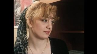 Blonde grote borsten meisjes zuigen harige kut met een enorme lul in retro scene