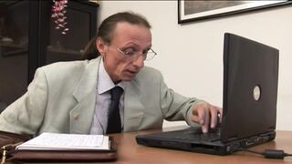 Secretaris sletterig MILF zuigt zijn vuile baas