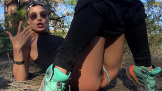 LaraJuicy - Sexy wandelen meisje masturberen