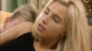 Timea Margot krijgt een grote lul in de eerste aflevering van retro Lover's Lane