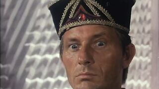 Simona Valli krijgt een grote lul in de eerste aflevering van de retro duizend en een nacht
