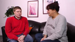 Roodharige milf zuigt zijn lul met grote tieten en laat ze neuken hem hard