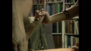 De dominatrix zitten op haar gezicht vuist de slaaf's kont als ze neukt haar