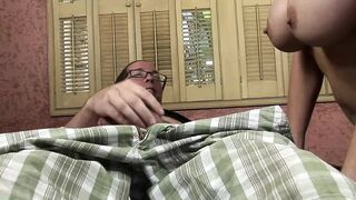 Blonde MILF Kasey Grant zuigt grote tieten en krijgt een voorproefje
