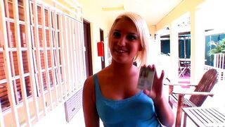 Mickenzie Moore zuigt en rijdt de dikke staart als een blond college meisje