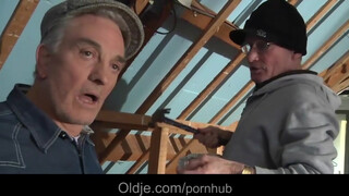 Sexy tiener chick en twee gelukkige oude mannen