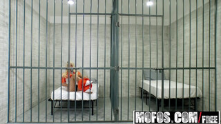 Pervs On Patrol - blonde veroordeelde verleidt gevangenisbewaker